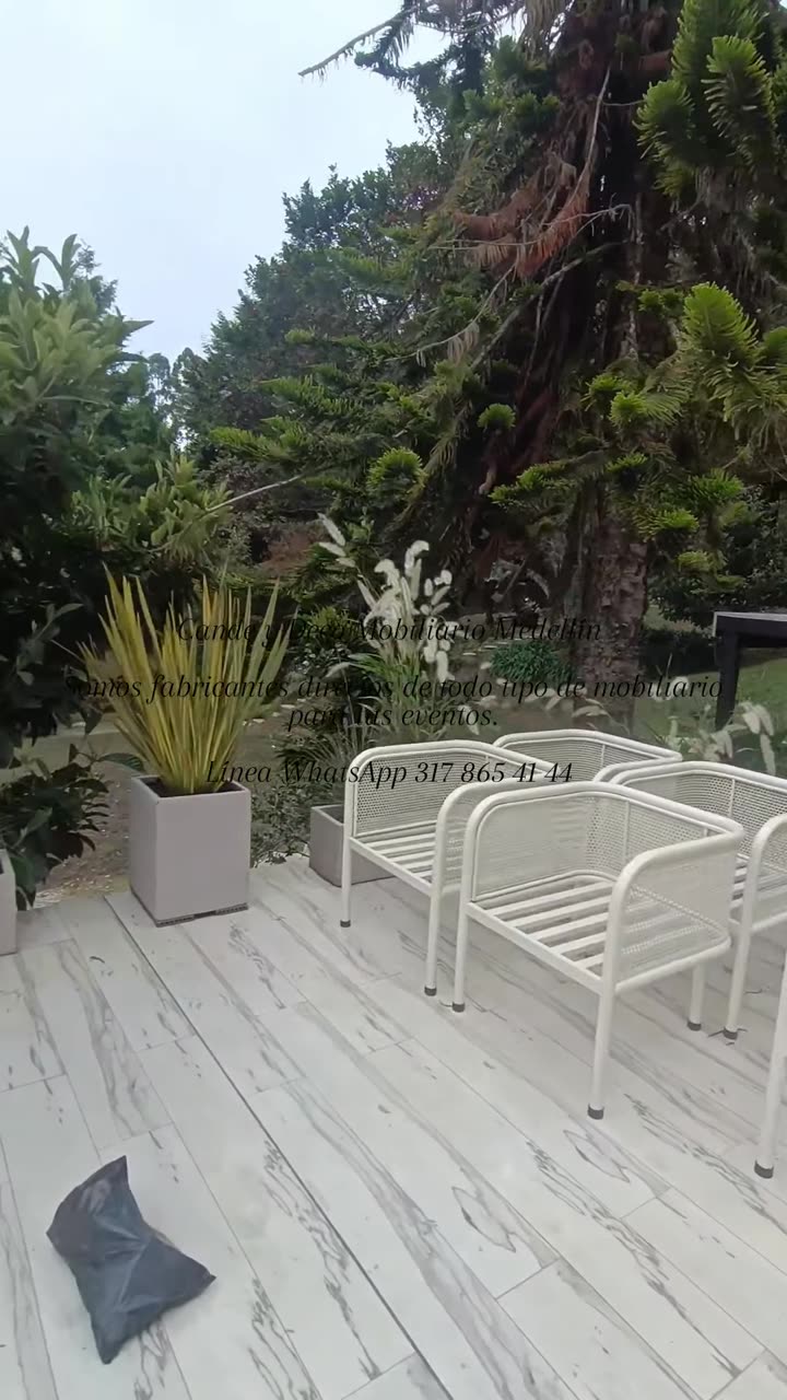 Juego de sala metálica blanca en una terraza