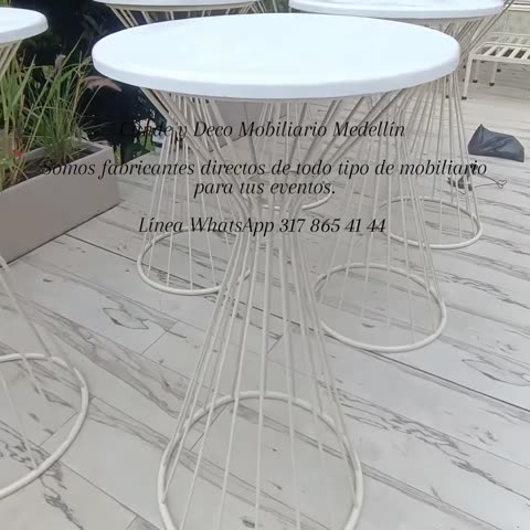 Mesas altas de varilla curvada con tapa blanca
