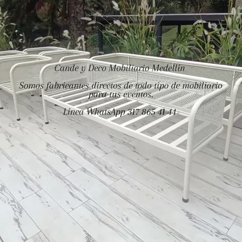 Sofá de tubo metálico curvado, acabado blanco
